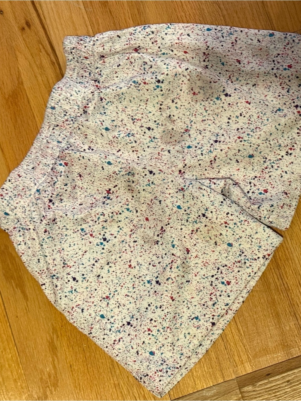 Baseball lifestyle. Boys med White Speckled Skort with Multicolor Paint-Splatter